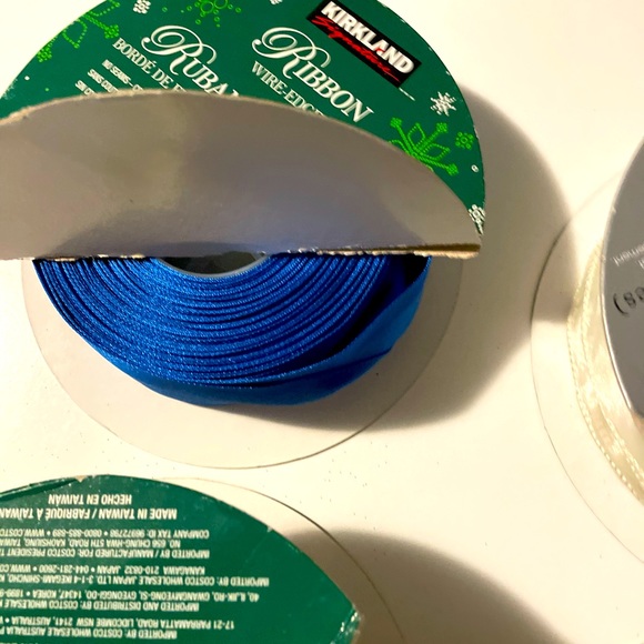 12 spindles of high quality ribbon & pre made bows - Picture 10 of 16